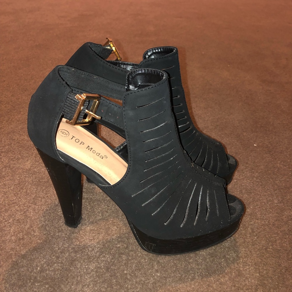 Black pumps